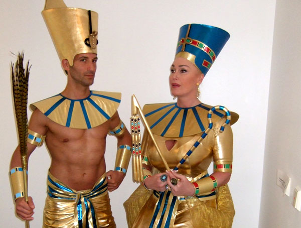 Das Kostüm wurde für Gloria Gray und Emiliano delle Nocci zur Tutanchamun-Austellung in Deutschland kreiert