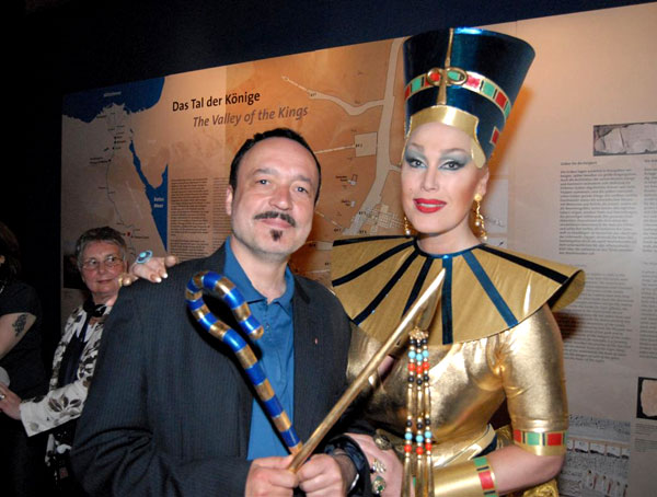Das Kostüm wurde für Gloria Gray und Emiliano delle Nocci zur Tutanchamun-Austellung in Deutschland kreiert